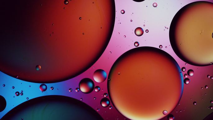 水中油滴的彩色图案