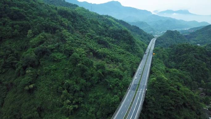 大山里的高速公路