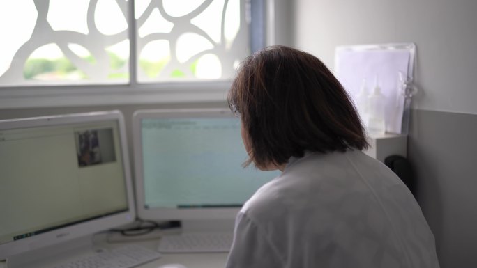 一位医生在诊所的电脑上工作的肖像