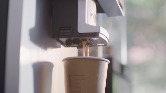 老外扫码从自动咖啡机购买咖啡