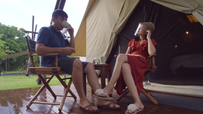 亚洲夫妇在天然的帐篷里休息