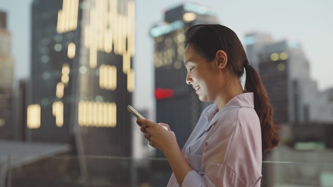 亚洲女性在城市视野中使用手机