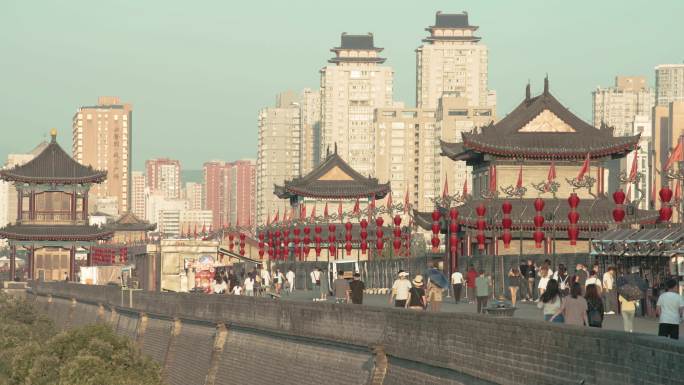 日落时的古城墙视图/中国陕西西安