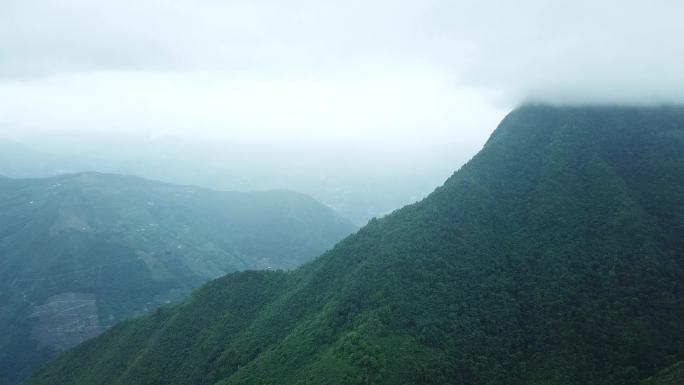 航拍高耸入云的山