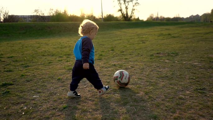 小男孩玩足球奔走儿子学龄童