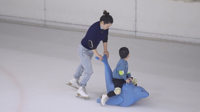 亲子滑冰练习-母子滑冰娱乐