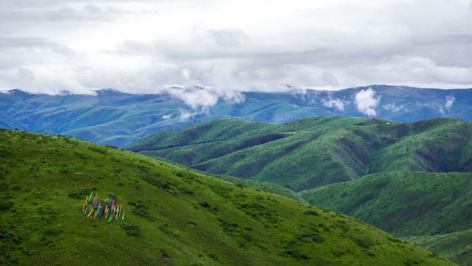 藏族地区雨后的高原群山雾气蒸腾
