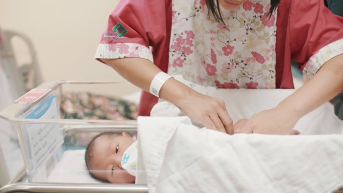 幸福亚洲家庭住院新生儿手持式照片