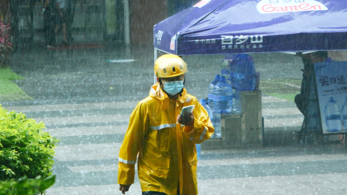 下雨天行人在雨中行走脚步慢镜头视频素材