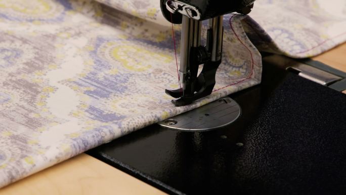 裁缝在缝纫机上工作库存视频