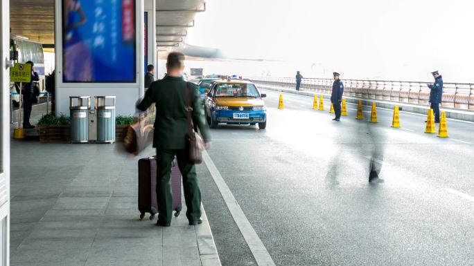 延时：机场出租车站的旅客人群
