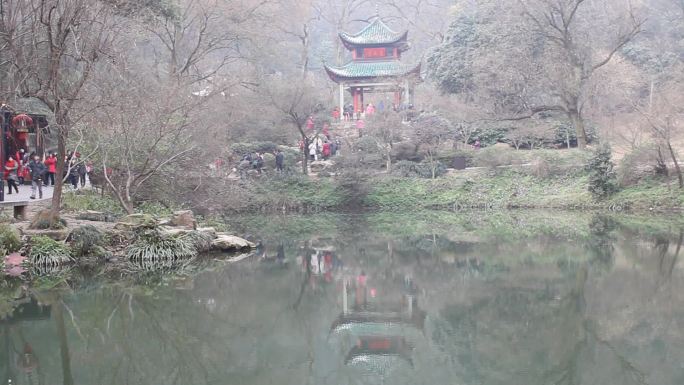 湖南长沙，中国传统水倒影馆，游客云集。