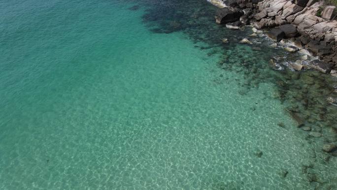 清澈的海水鸟瞰图碧绿大海