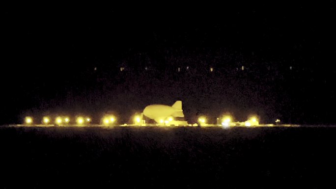 夜间，国际边境巡逻监视飞船在德克萨斯州西部靠近墨西哥边境的着陆场