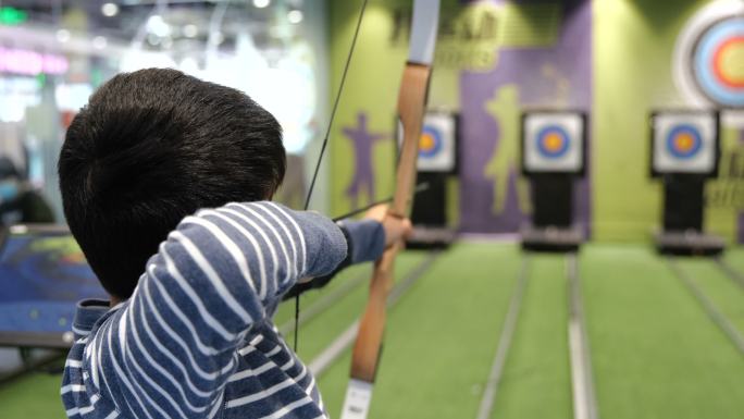 小男孩在室内射箭射箭场