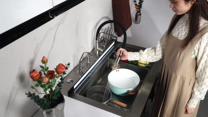 模特洗碗集成水槽高级感厨房相机实拍