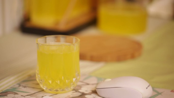 【镜头合集】玻璃杯倒果汁喝果汁橙汁