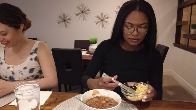 在美国西部烹饪辣椒和一起吃Z代年轻人混合种族室内4K视频