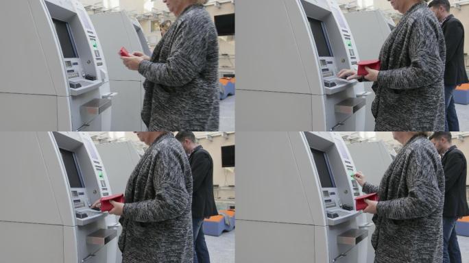 高级女性使用ATM，手持镜头