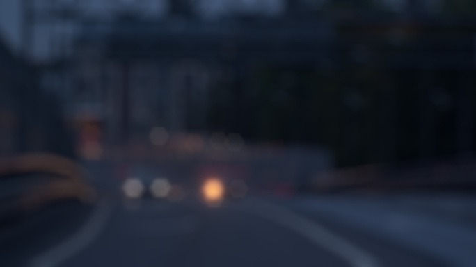 模糊的夜间画面显示了交通高峰期道路上的交通情况。