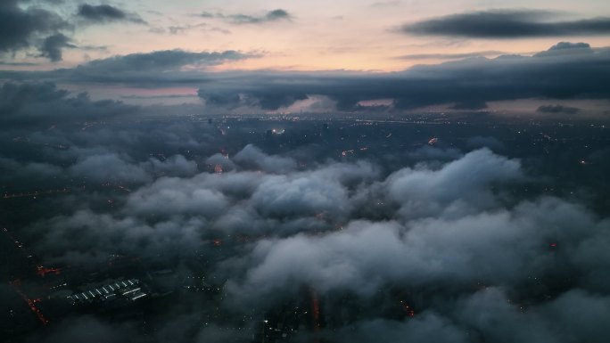 云层上俯瞰城市天际线
