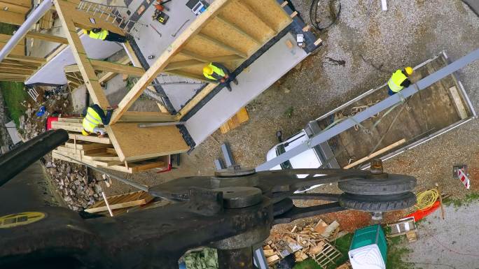 POV延时起重机在预制木质部件建造的房屋施工现场
