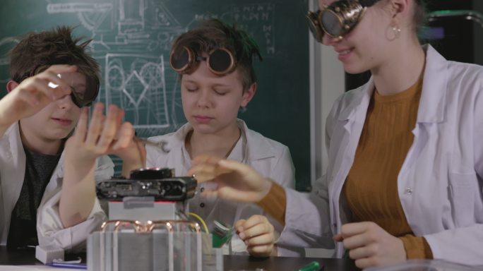 三位年轻的发明家正在制造一种神秘的装置