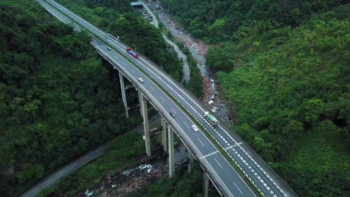 高速公路与国道交汇