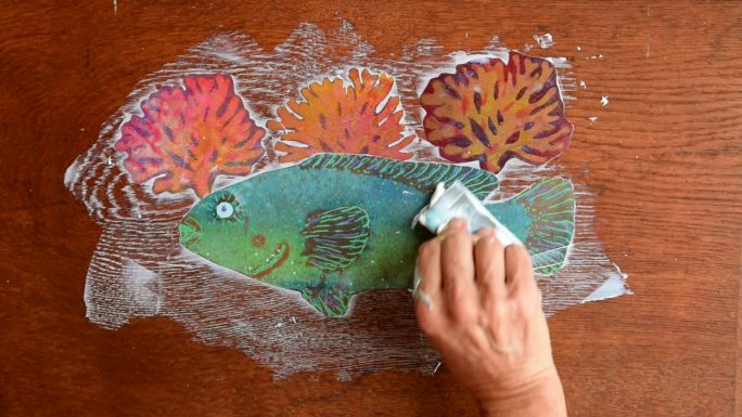 用胶粘纸拼贴海草和鱼