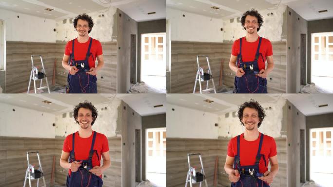 一位微笑的电工整修房屋的画像