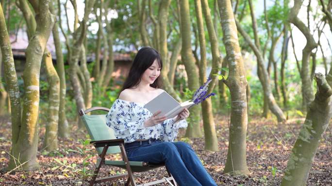 女孩在树林下看书