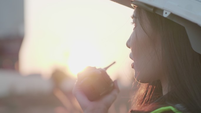 亚洲女技师在工厂外使用平板电脑