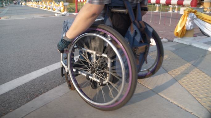 曼谷轮椅旅游地标概念。残疾人过街，轮椅在城市人行道上