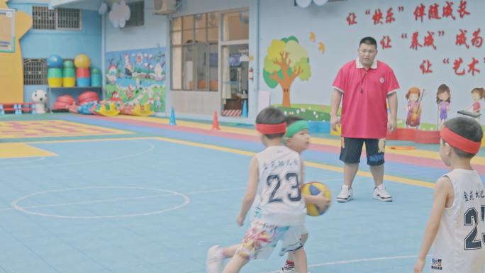 4K高清幼儿园小朋友打篮球对抗