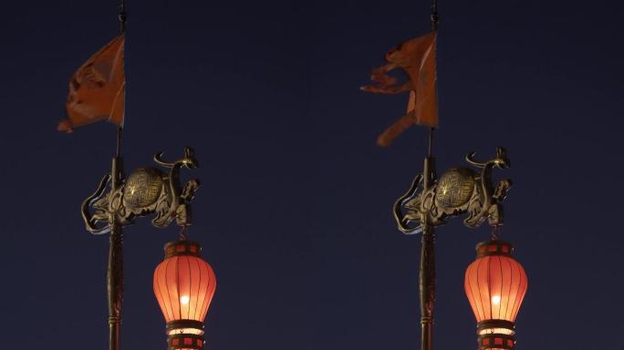 晚上古城墙顶上的龙旗和灯笼/中国陕西西安