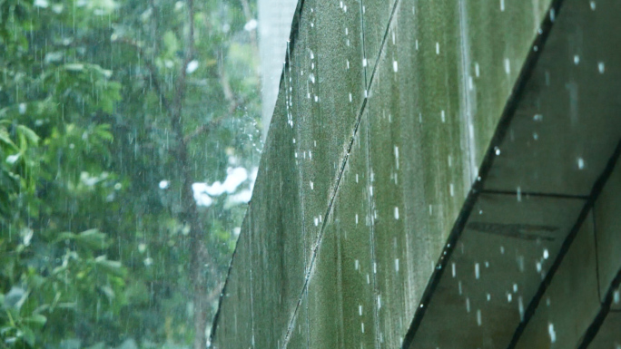 小区下暴雨，唯美雨景，极端天气视频素材