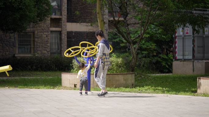 奶奶带小孩玩耍