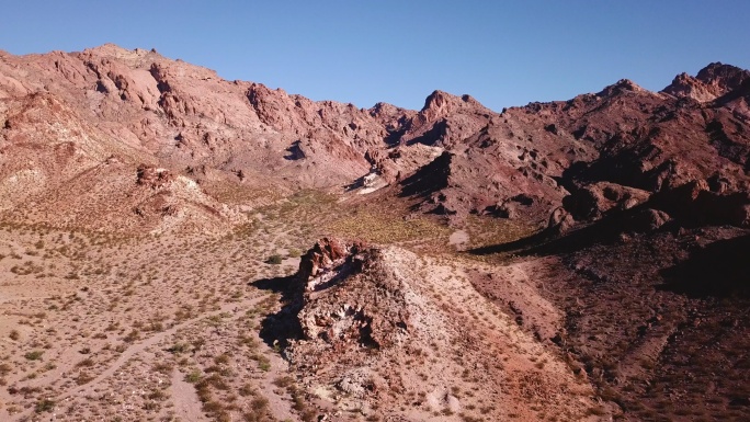 洛基山脉沙漠中一座废弃的偏远鬼城的4K视频