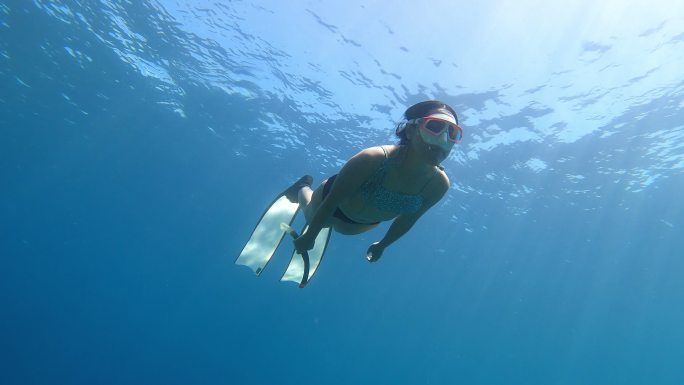 4K自由跳水长鳍海豚式踢腿在气泡后面的海水中