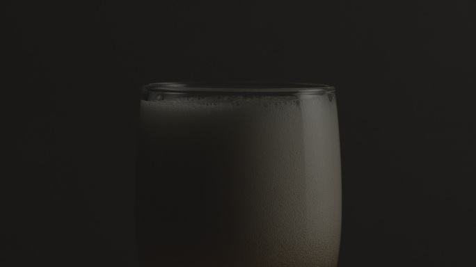 啤酒倒入玻璃杯的特写镜头