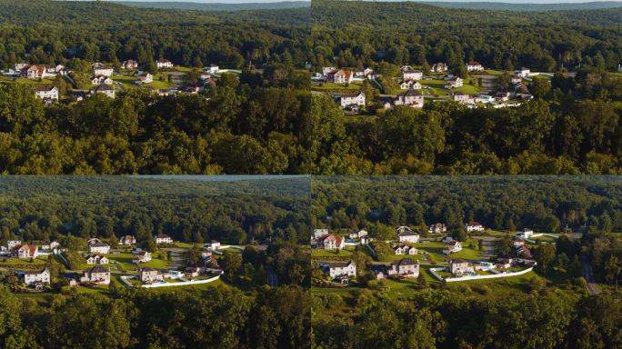 傍晚，宾夕法尼亚州波科诺斯阿巴拉契亚山脉的一个小乡村小镇。许多家庭的屋顶都安装了太阳能电池板。具有复