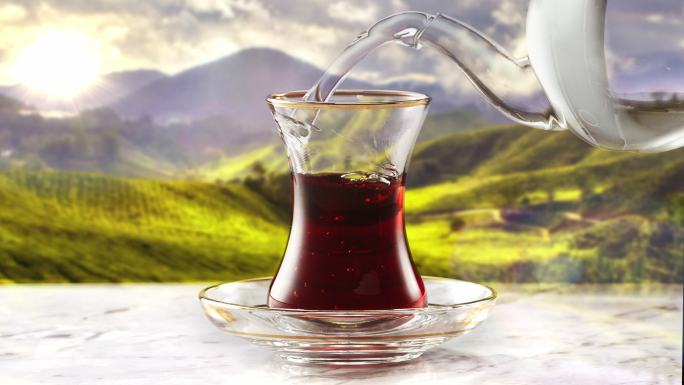 在传统土耳其茶上浇开水