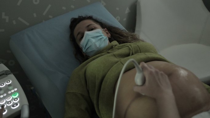孕妇计划在妇产科医生的办公室使用超声波检查胎儿。