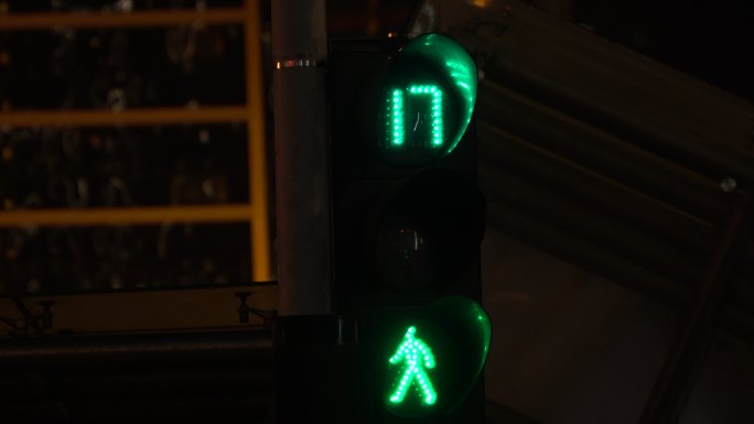 夜间交通灯变绿人行道