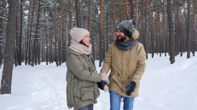 一对新婚夫妇在雪林中冬日漫步时的有趣谈话
