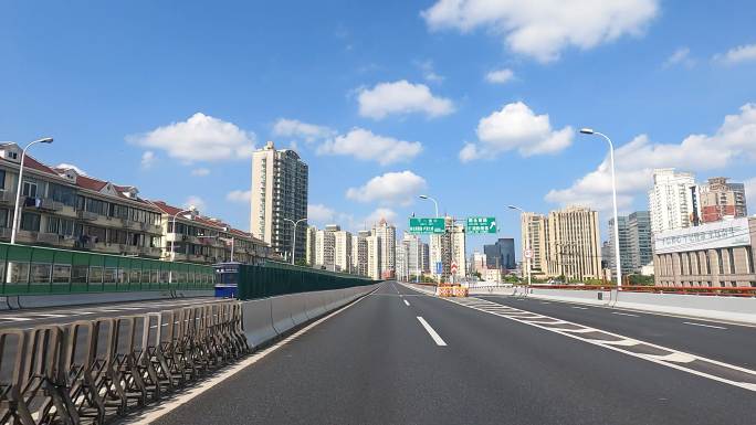 上海封城中的高架公路路况