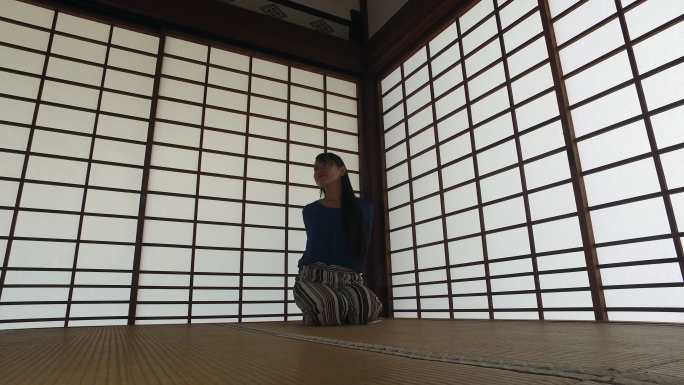 日本女子在家静坐日本建筑