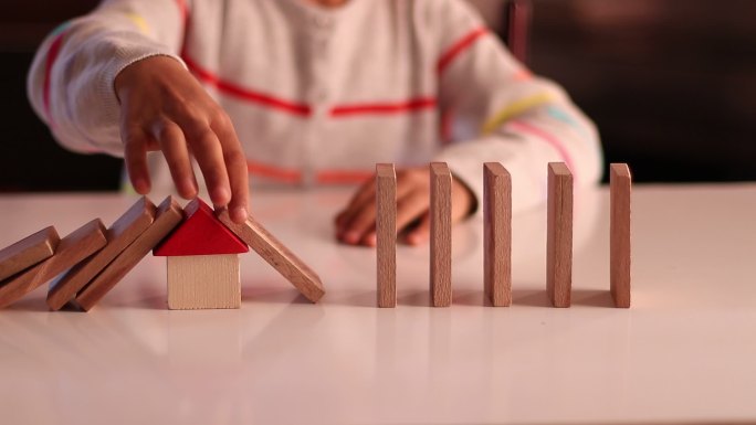 小女孩在家里玩木块