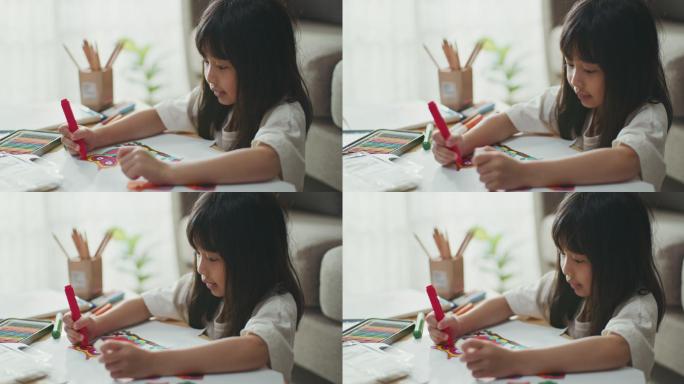 一个小女孩在客厅的桌子上选铅笔做作业