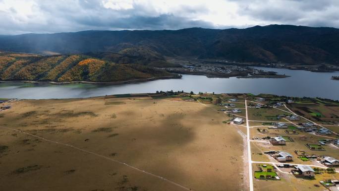 草原牧场视频香格里拉藏区藏族民房高原湖泊